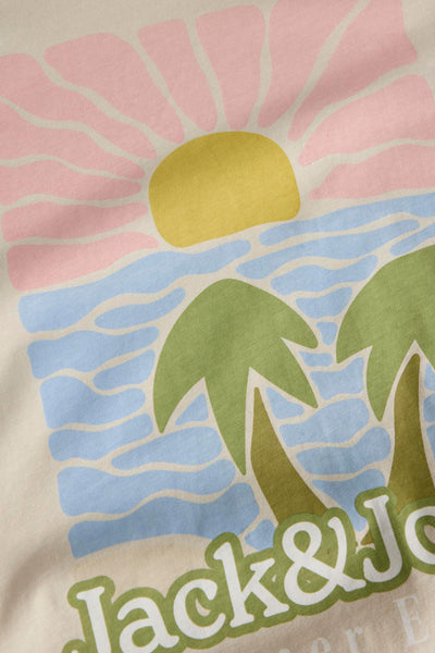 Beige T-shirt met korte mouwen van JACK & JONES met zomerse print van een kustlandschap.