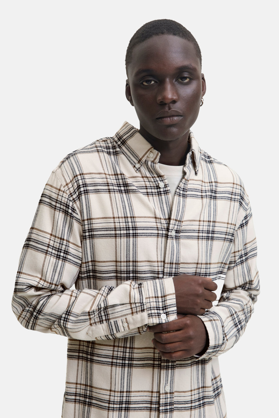 Chemise à manches longues beige de JACK & JONES, avec motif à carreaux et boutons.