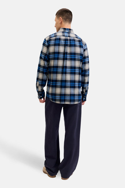 Chemise à manches longues à carreaux bleus de JACK & JONES, vue de dos, portée avec un pantalon bleu marine.