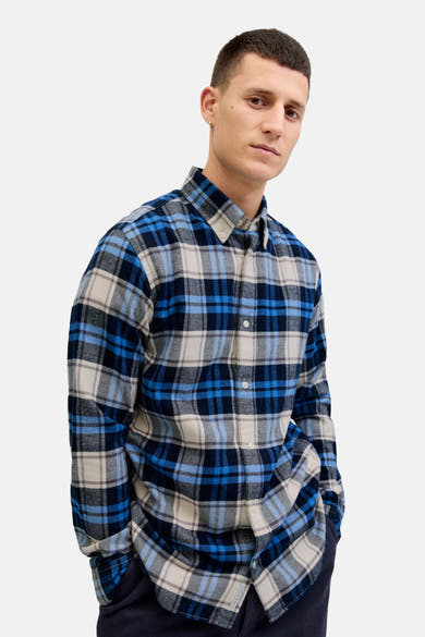 Blauw geruit overhemd met lange mouwen van JACK & JONES, gedragen door een man met een oorring.