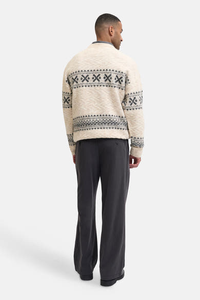 Pull à col rond écru de JACK & JONES, avec motifs jacquard gris et pantalon de ville gris.