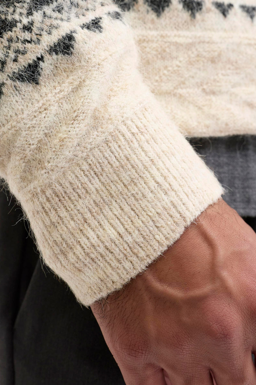 Pull à col rond écru de JACK & JONES avec motif jacquard en maille épaisse sur la partie supérieure.