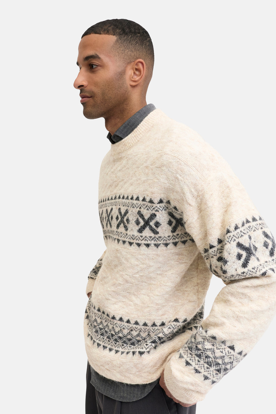 Pull à col rond écru de JACK & JONES, avec motifs géométriques sur le devant et les manches.