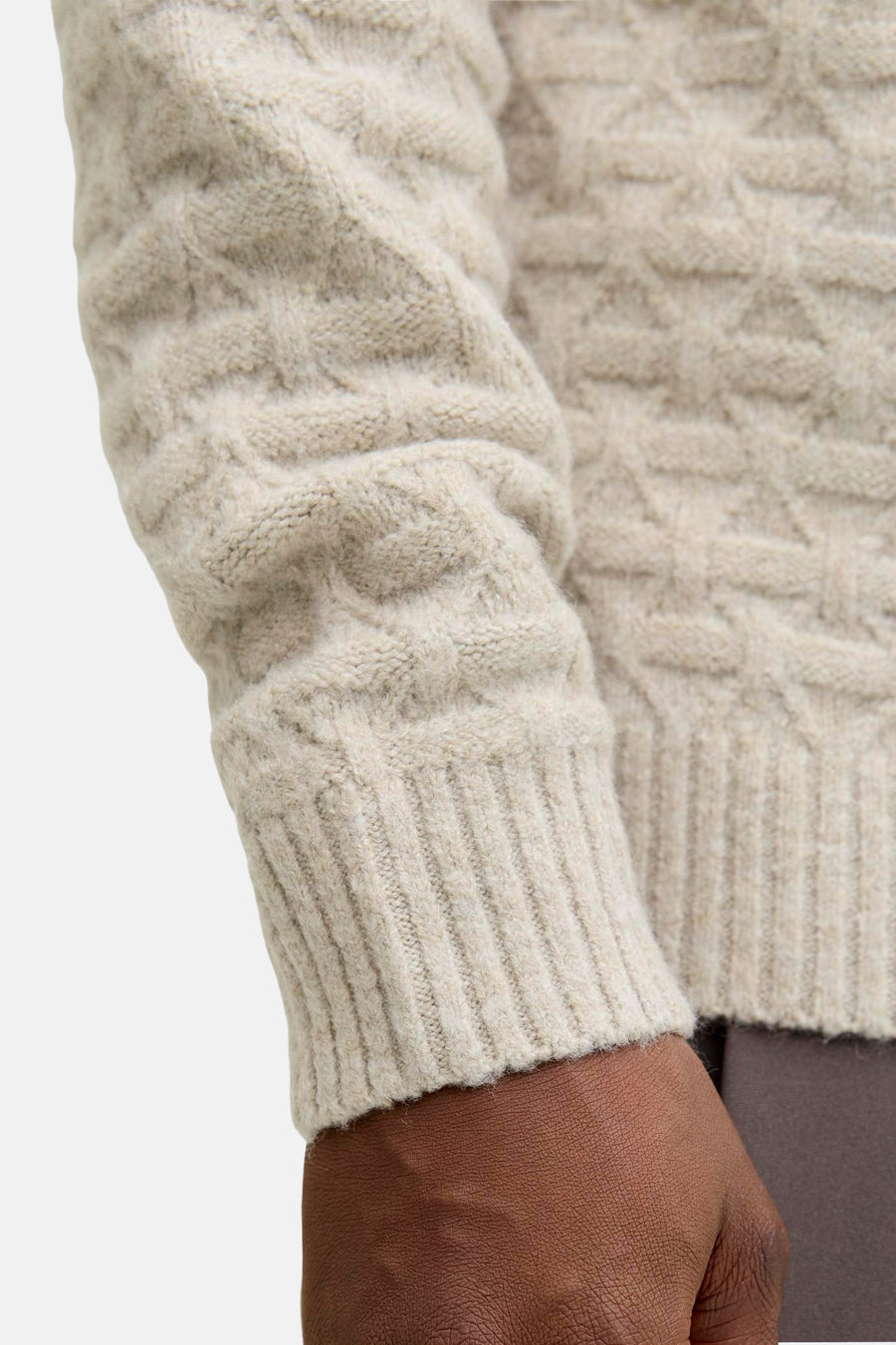 Beige ronde hals trui van JACK & JONES, kabelpatroon op de mouw en geribde zoom.