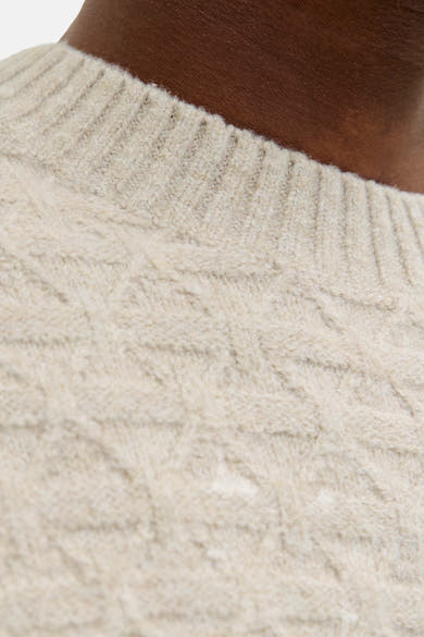 Ronde hals trui van beige breisel van JACK & JONES, met kabelpatroon en zachte textuur.