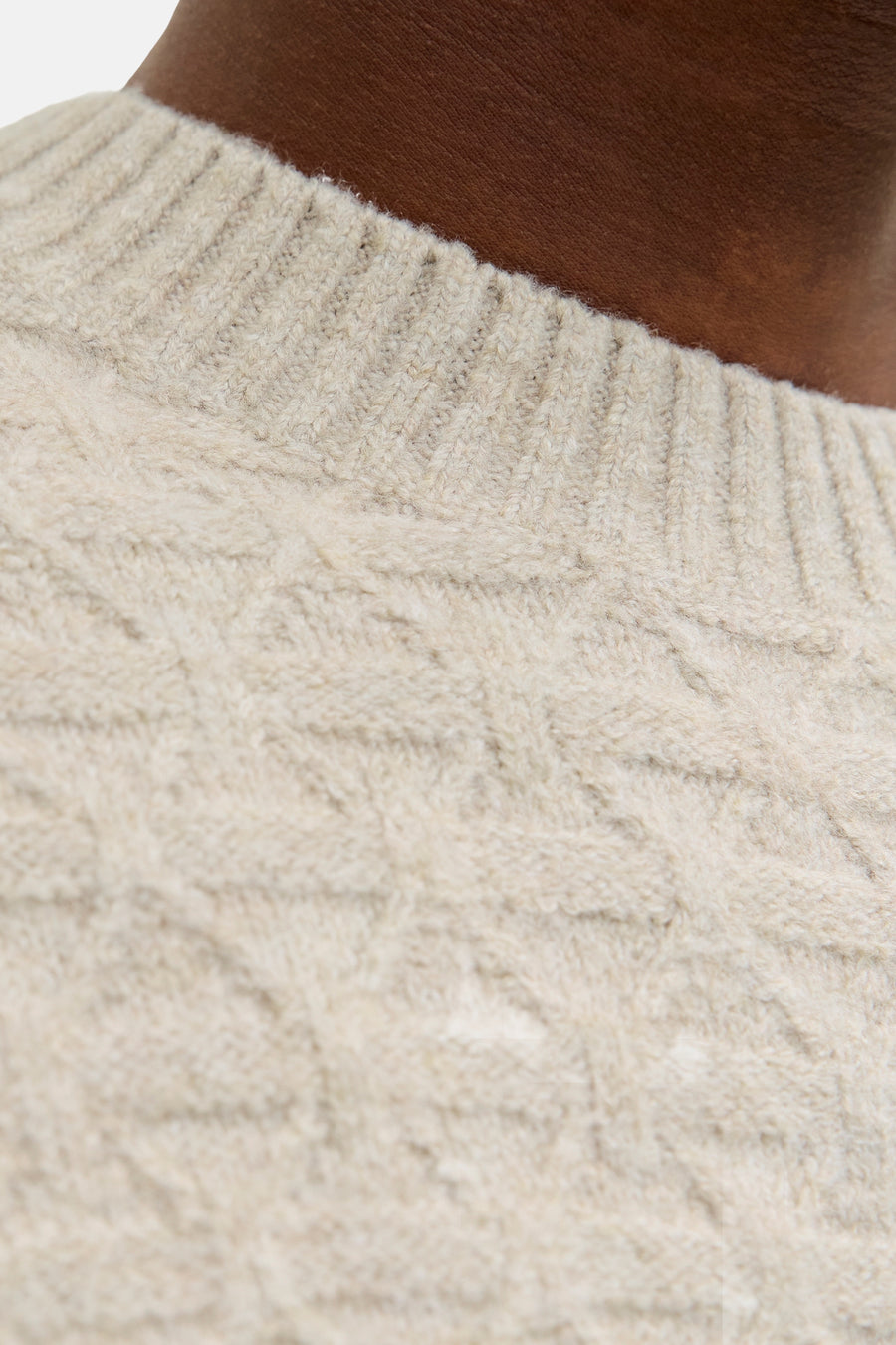 Ronde hals trui van beige breisel van JACK & JONES, met kabelpatroon en zachte textuur.