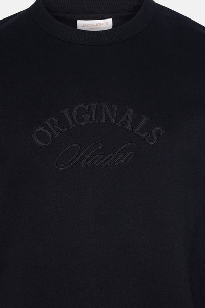 Zwarte sweater van JACK & JONES Originals Studio met toon-op-toon geborduurd logo.