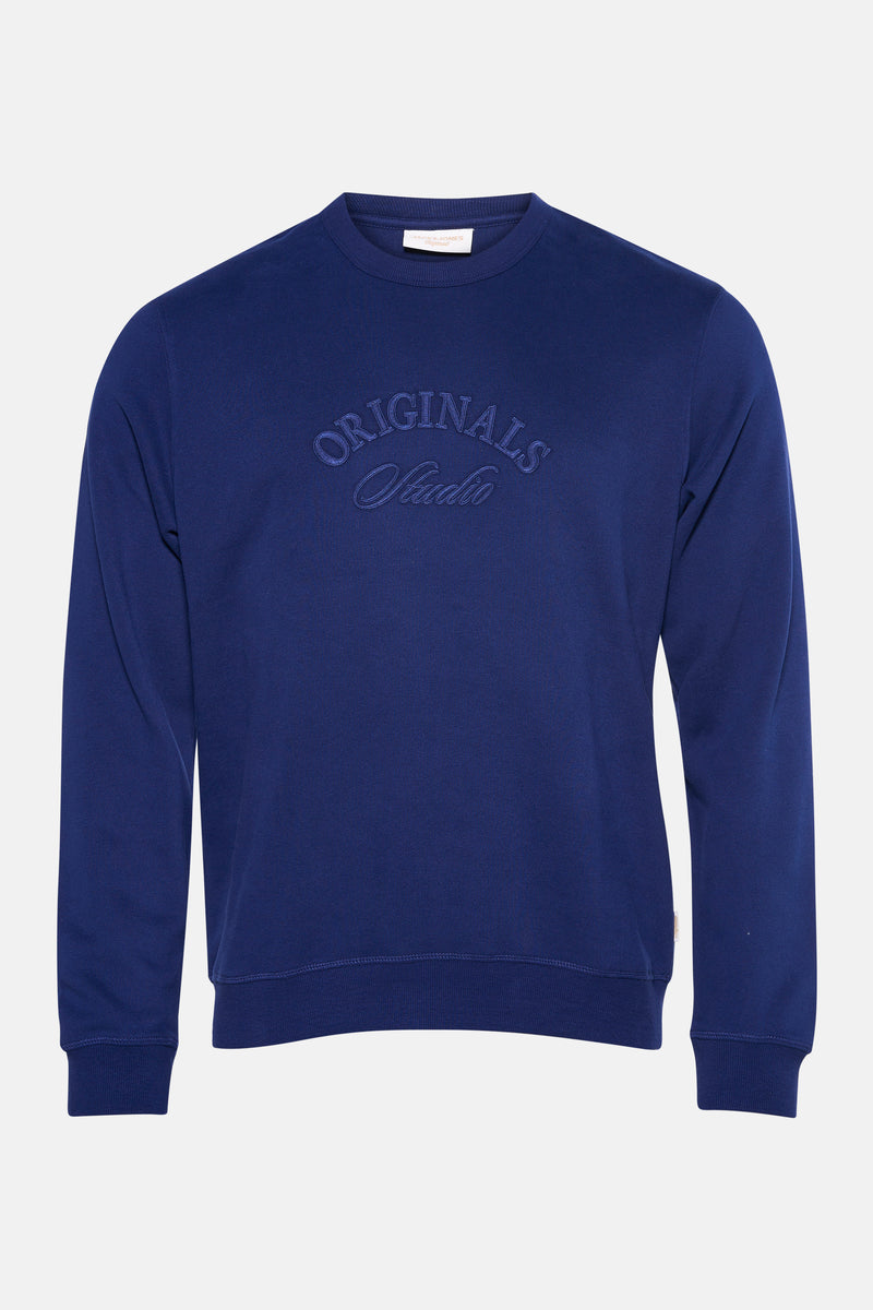 Sweat bleu de JACK & JONES Originals, avec motif texte brodé sur le devant.