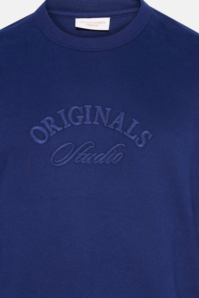 Blauwe sweater van JACK & JONES Originals, met geborduurde tekst "Originals Studio".