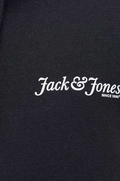 Zwarte sweater van Jack & Jones, met witte opdruk van het logo.