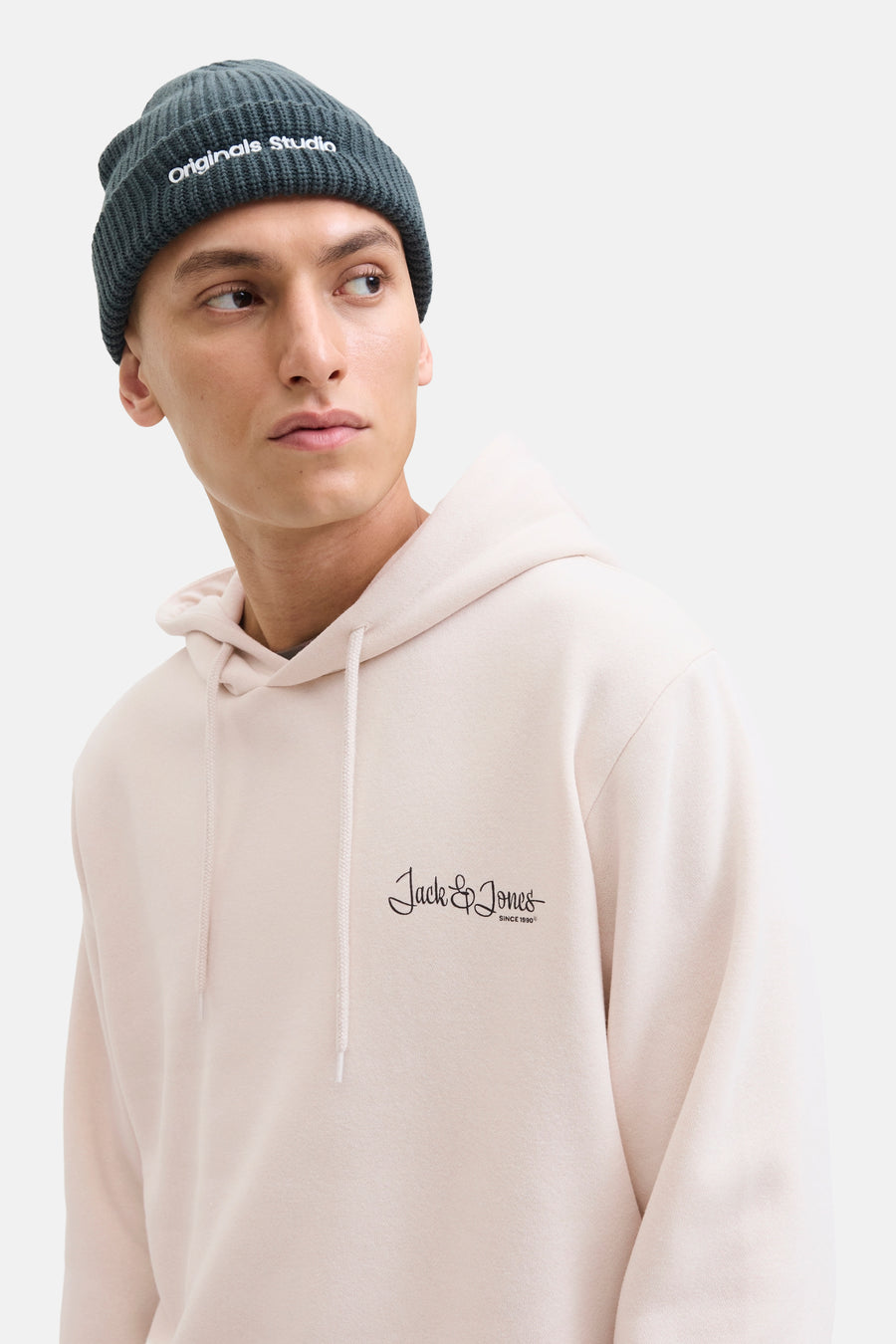 Beige hoodie van JACK & JONES, gedragen met een donkergrijze muts.