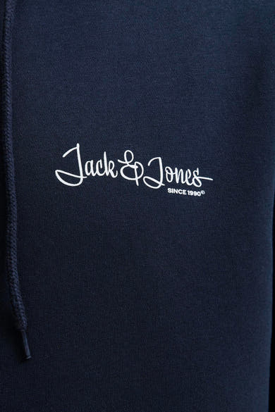 Blauwe hoodie van JACK & JONES, met geborduurd logo en zichtbaar trekkoord.
