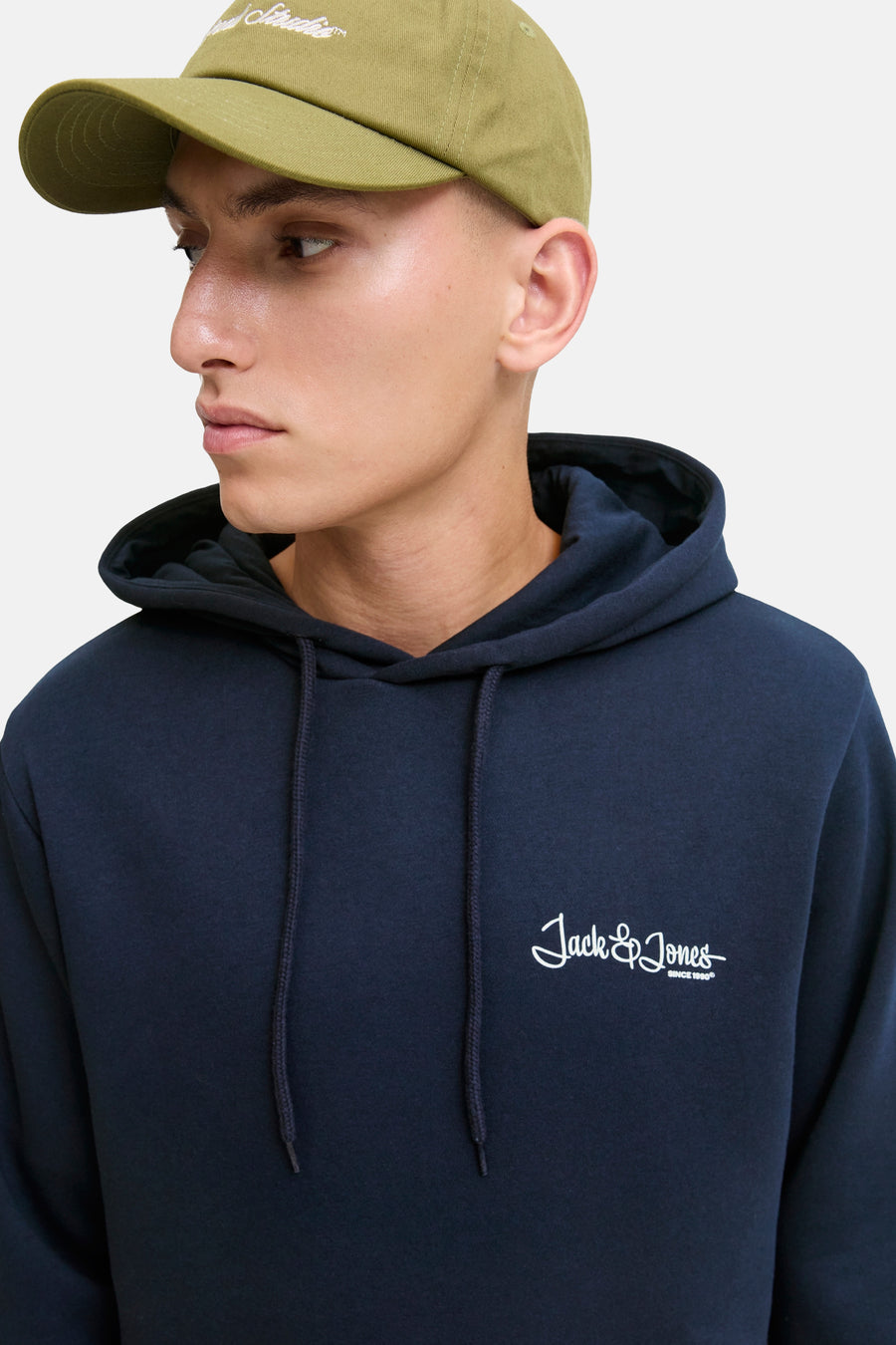 Marineblauwe hoodie van Jack & Jones, met trekkoord en wit geborduurd logo.