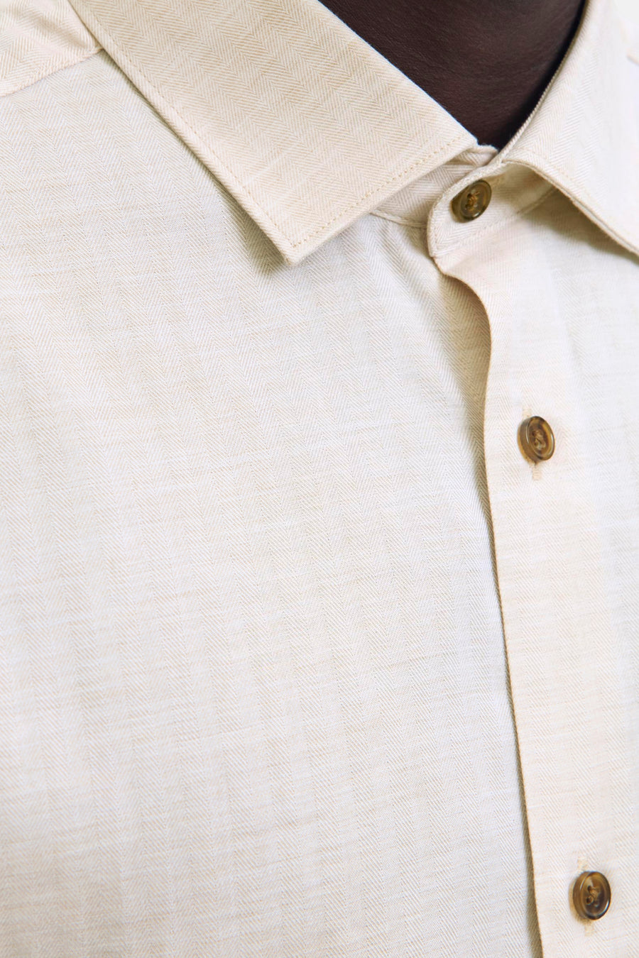 Chemise à manches longues beige par PREMIUM by JACK & JONES, motif chevron, texture tissée et boutons marron.