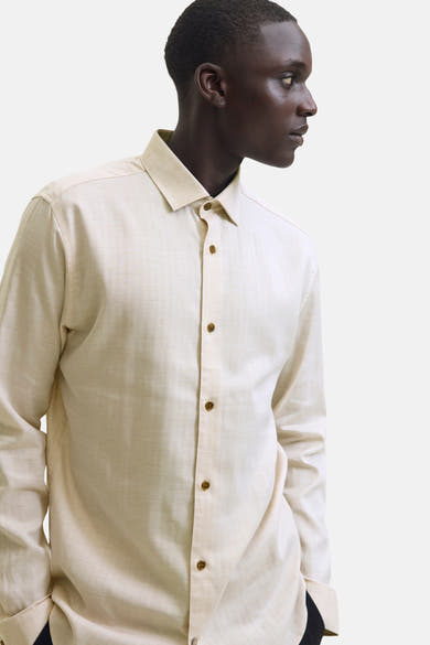 Chemise à manches longues beige de PREMIUM by JACK & JONES, vue de côté avec des boutons marron.