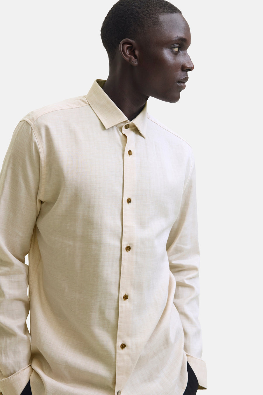Chemise à manches longues beige de PREMIUM by JACK & JONES, vue de côté avec des boutons marron.