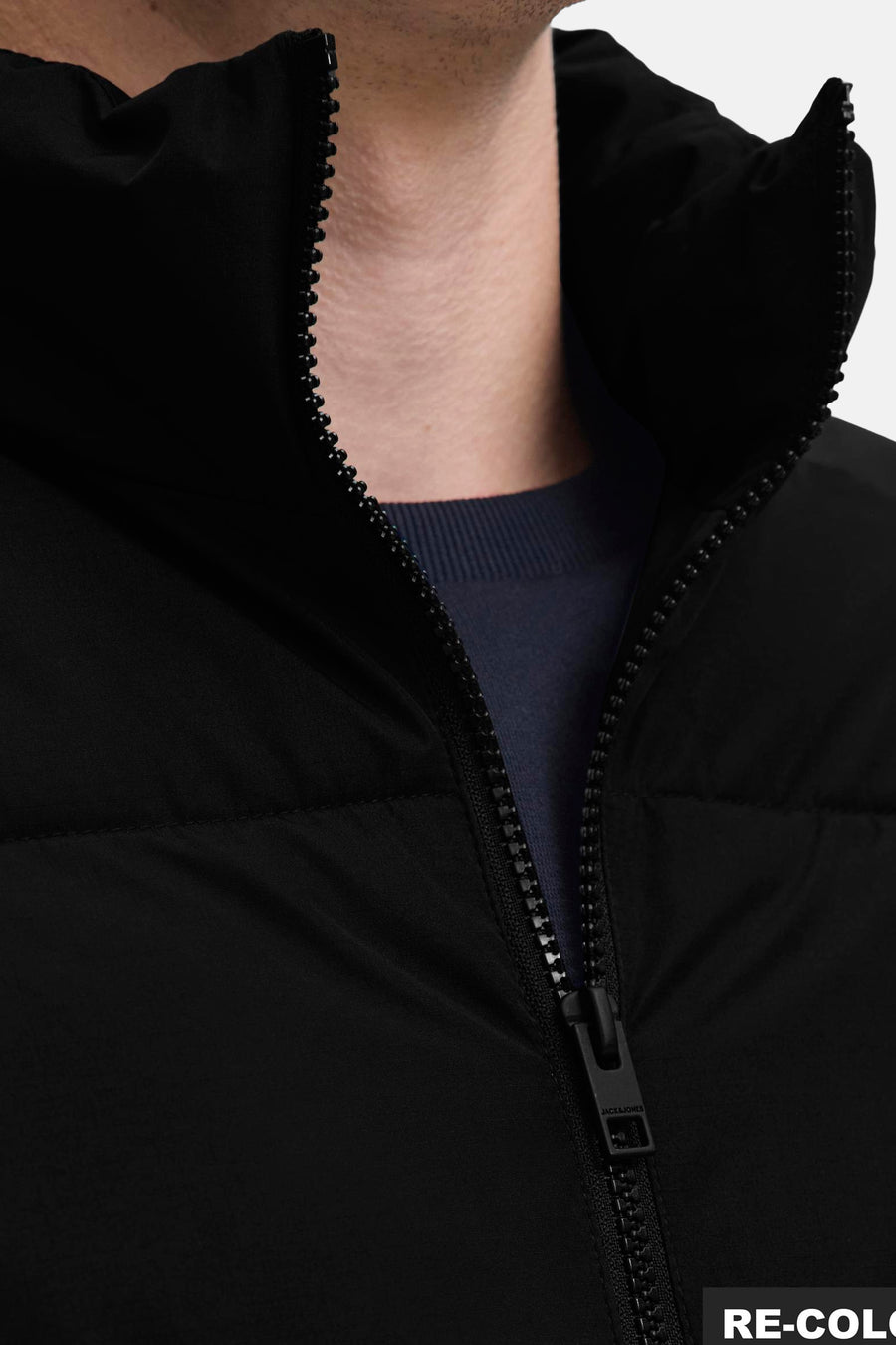 Kort zwart jack van JACK & JONES, met zichtbare ritssluiting.