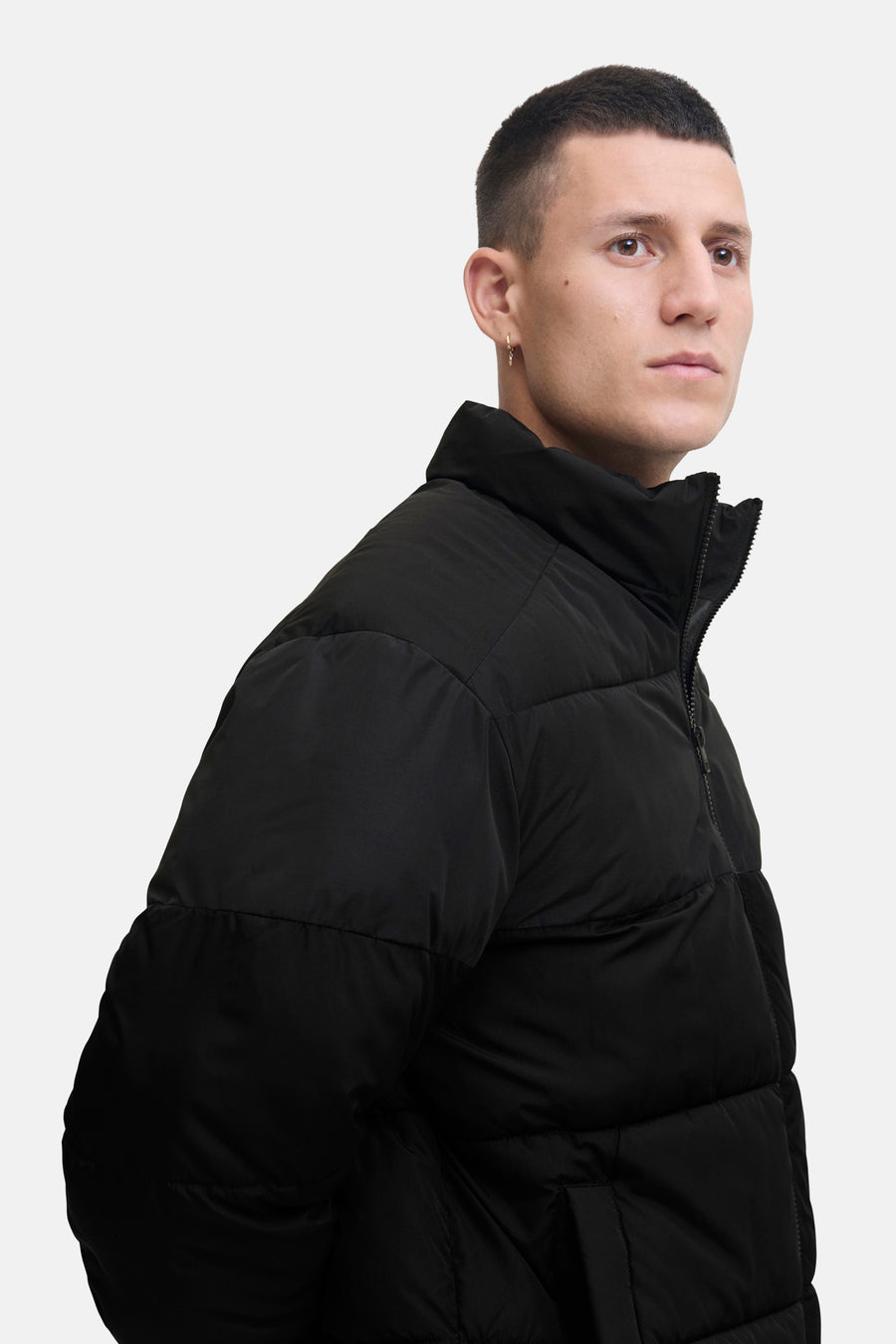 Kort zwart jack van JACK & JONES, met ritssluiting en opstaande kraag.