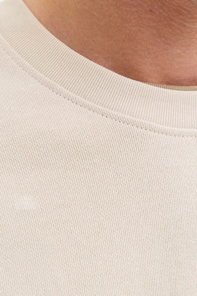 Sweat-shirt beige à col rond, par ORIGINALS BY JACK & JONES, gros plan sur le tissu texturé et l'encolure.
