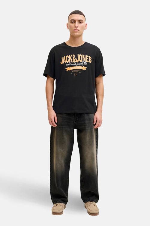 T-shirt à manches courtes noir par ORIGINALS BY JACK & JONES, porté avec un jean délavé et des chaussures bateau.
