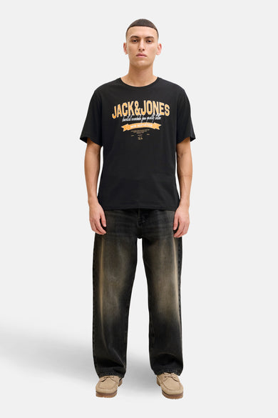 T-shirt à manches courtes noir par ORIGINALS BY JACK & JONES, porté avec un jean délavé et des chaussures bateau.
