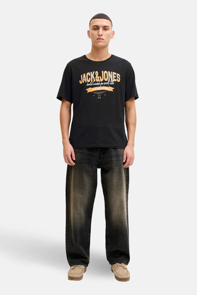 T-shirt à manches courtes noir par ORIGINALS BY JACK & JONES, porté avec un jean délavé et des chaussures bateau.
