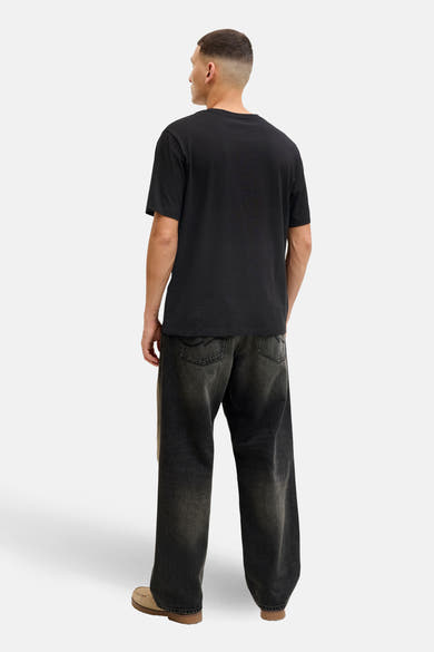 Zwart T-shirt met korte mouwen van Originals by Jack & Jones, gedragen met een verbleekte spijkerbroek en loafers.
