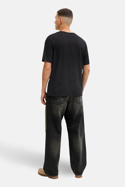 T-shirt à manches courtes noir de Originals by Jack & Jones, porté avec un jean délavé et des mocassins.
