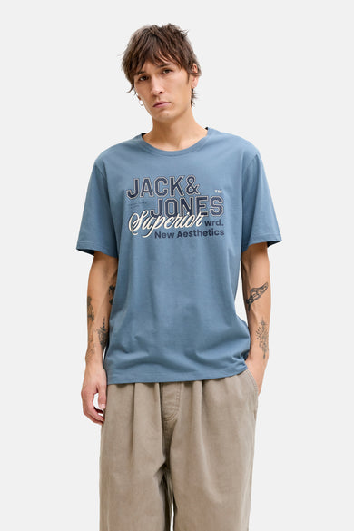 Blauw T-shirt met korte mouwen van ORIGINALS BY JACK & JONES, met een decoratieve print op de voorkant, gedragen met een beige broek.