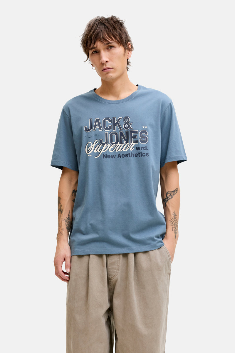 Blauw T-shirt met korte mouwen van ORIGINALS BY JACK & JONES, met een decoratieve print op de voorkant, gedragen met een beige broek.