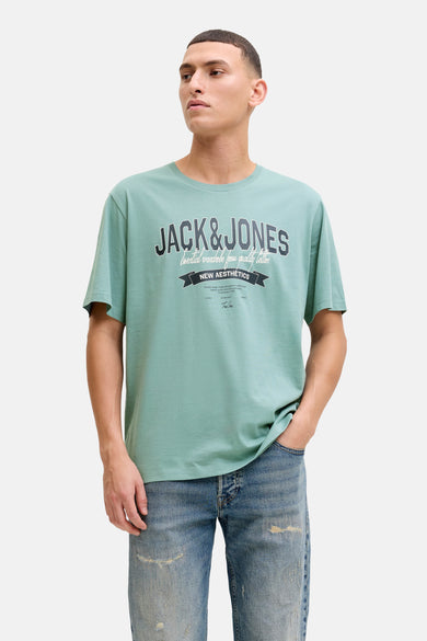 Blauw T-shirt met korte mouwen van ORIGINALS BY JACK & JONES, met een logo op de voorkant, gedragen met een casual spijkerbroek.