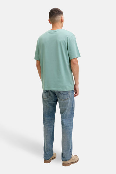 Blauwe T-shirt met korte mouwen van ORIGINALS BY JACK & JONES, gedragen met een spijkerbroek en bootschoenen, achtergezicht.