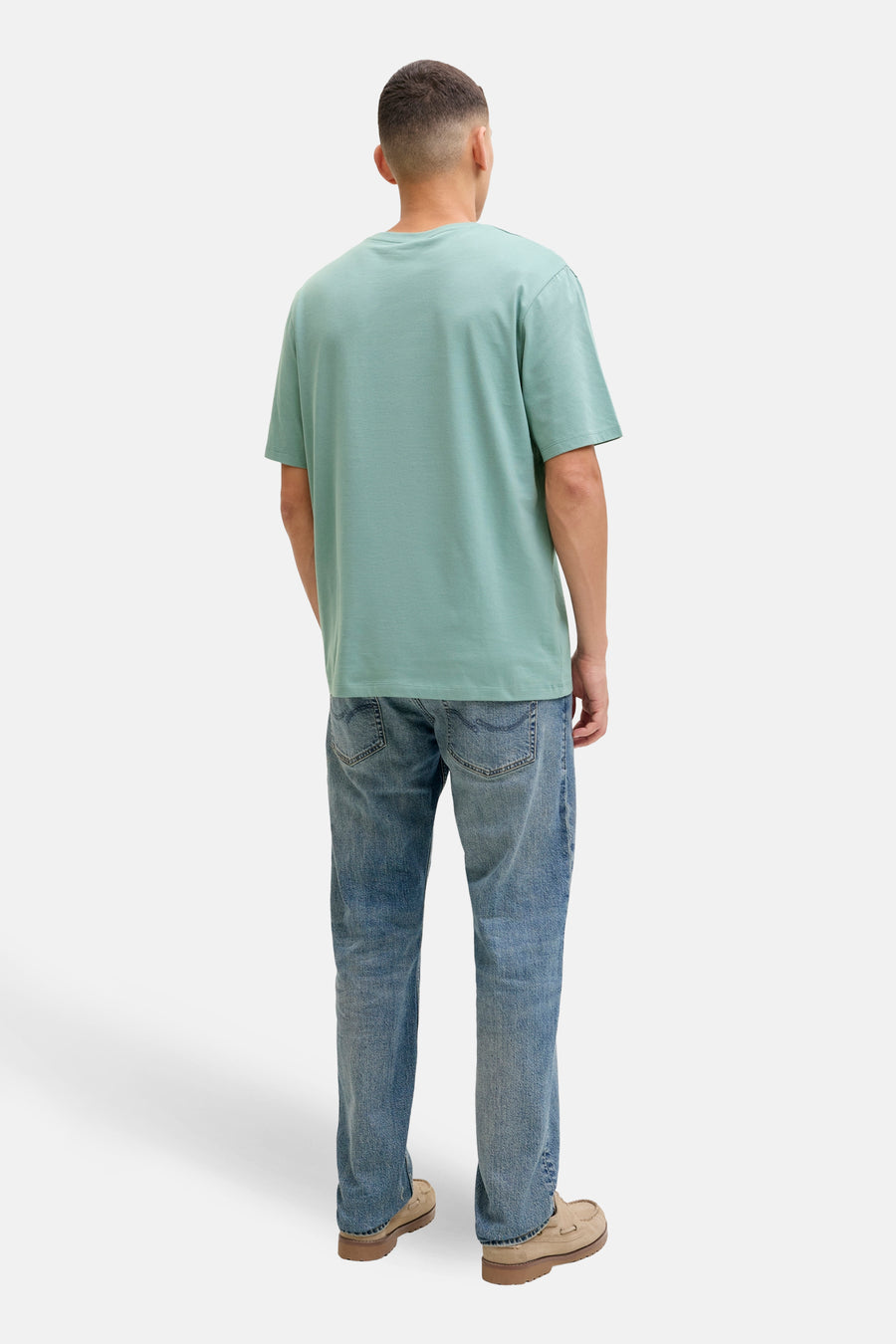 Blauwe T-shirt met korte mouwen van ORIGINALS BY JACK & JONES, gedragen met een spijkerbroek en bootschoenen, achtergezicht.