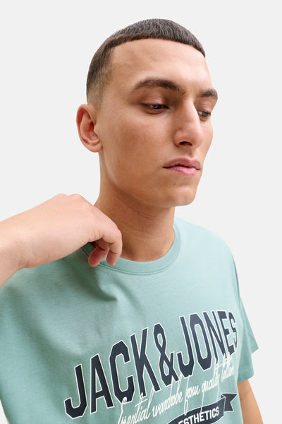 Blauw T-shirt met korte mouwen van ORIGINALS BY JACK & JONES, gedragen door een man met een hand die de kraag aanraakt.