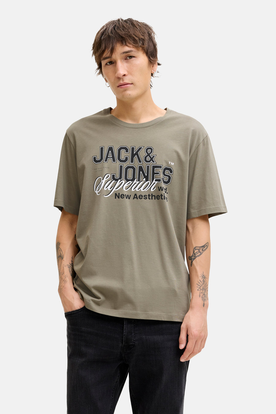 Kaki T-shirt met korte mouwen van ORIGINALS BY JACK & JONES, gedragen met een zwarte jeans.