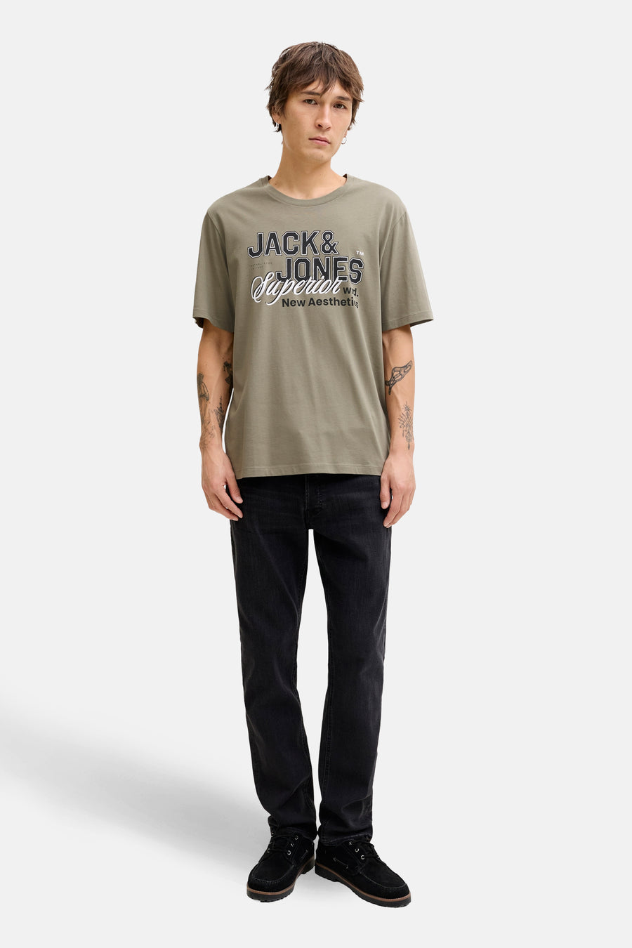 Kaki T-shirt met korte mouwen van ORIGINALS BY JACK & JONES, gedragen met een zwarte jeans en bootschoenen.