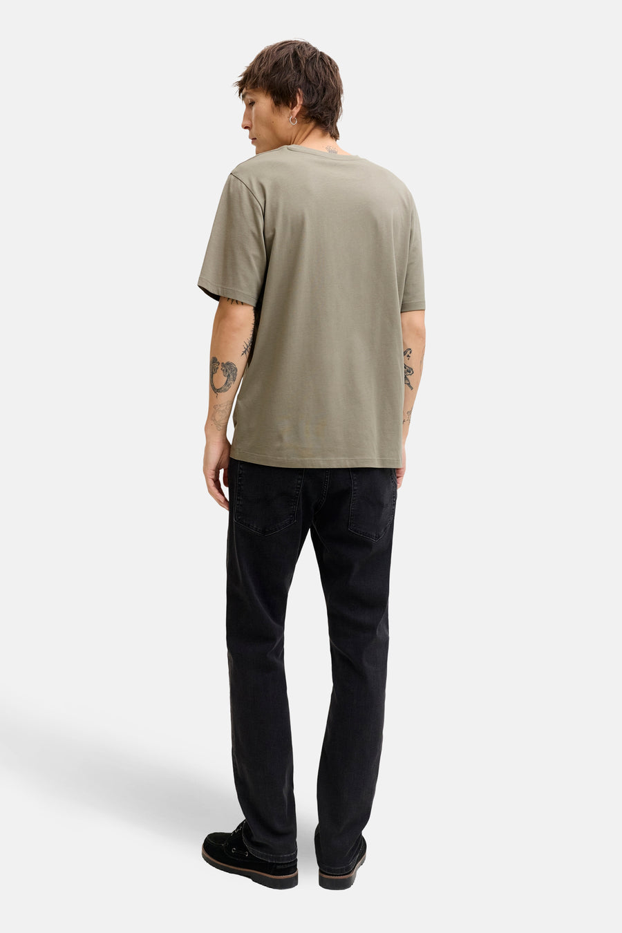 Kaki T-shirt met korte mouwen van ORIGINALS BY JACK & JONES, gedragen met een zwarte jeans en bootschoenen.