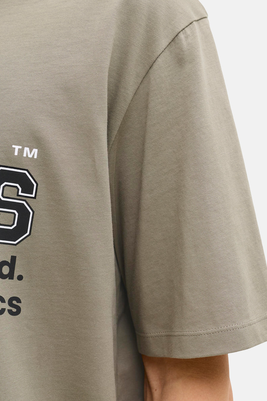 Kaki T-shirt met korte mouwen van ORIGINALS BY JACK & JONES, met zwart-witte opdruk en stikseldetail op de mouw.