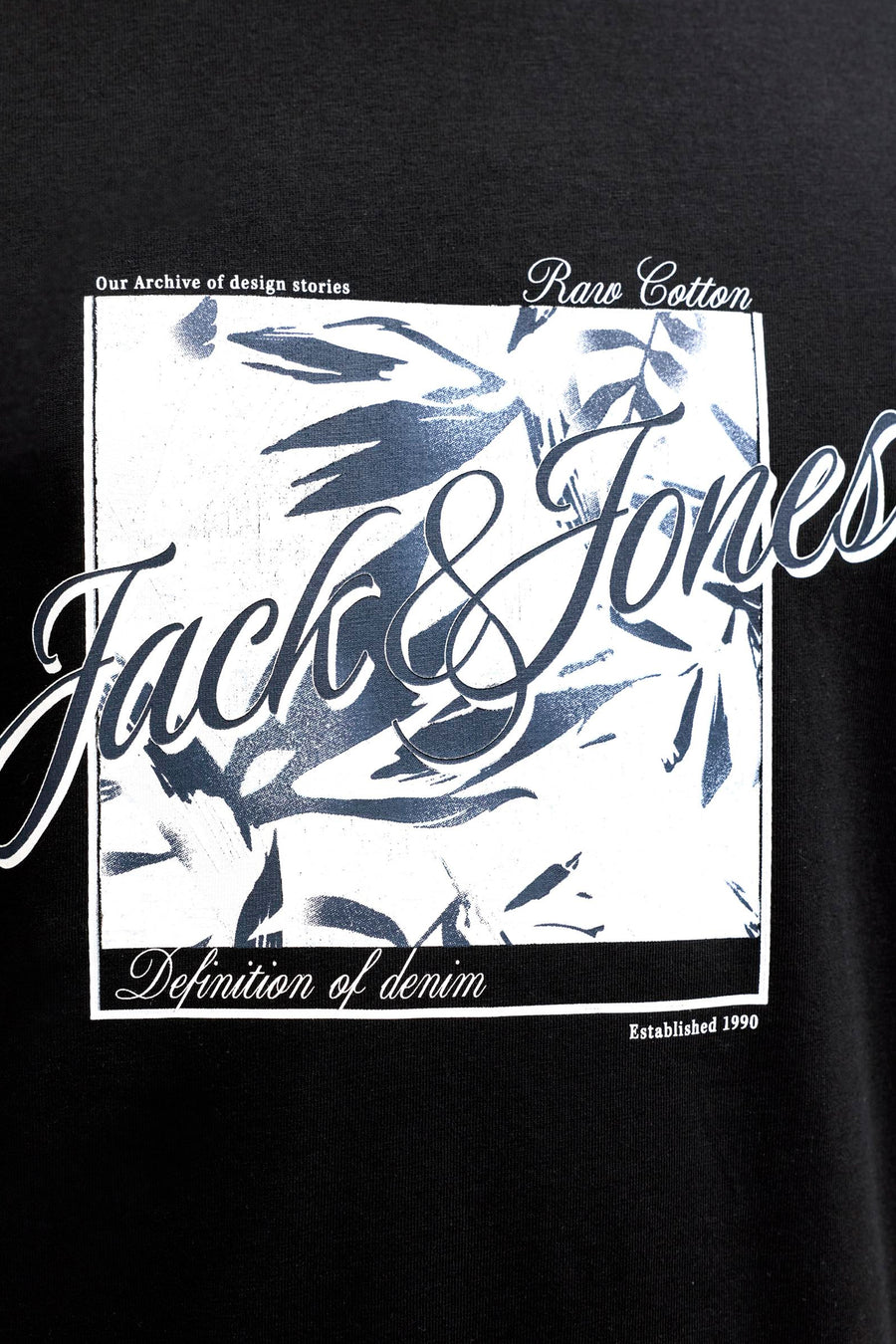 Zwart T-shirt met korte mouwen van JACK & JONES met een ingelijste grafische print en gelaagde belettering.