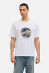 Wit T-shirt met korte mouwen van JACK & JONES met tropische print, gedragen met een wijde jeans en bootschoenen.