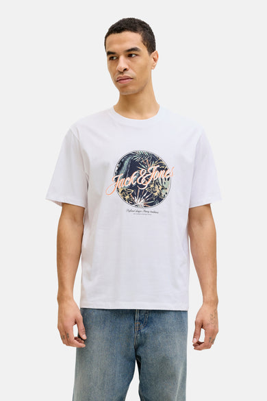 T-shirt blanc à manches courtes de JACK & JONES avec un motif floral tropical sur le devant.