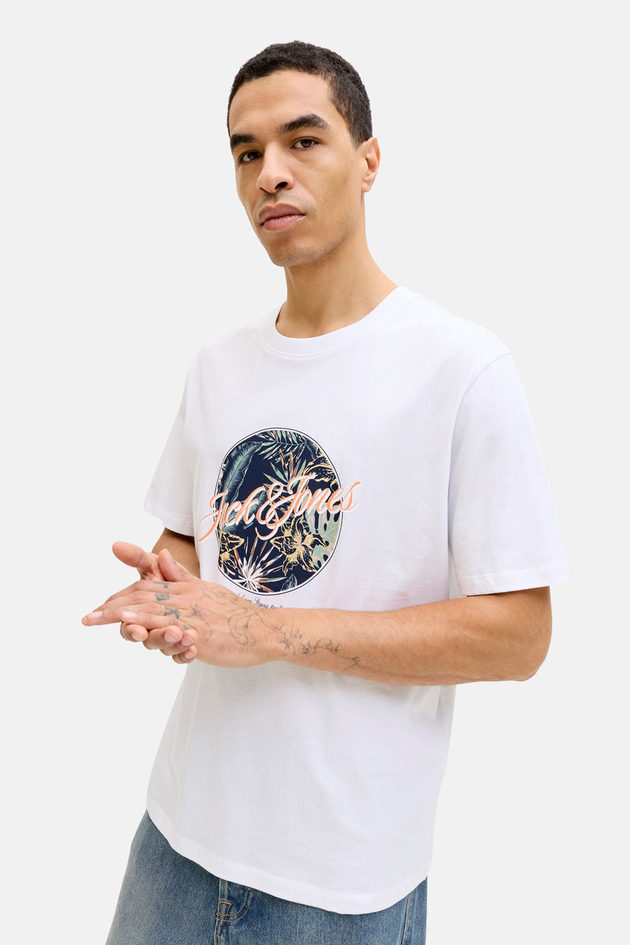Wit T-shirt met korte mouwen van JACK & JONES, met een tropische print op de voorkant.