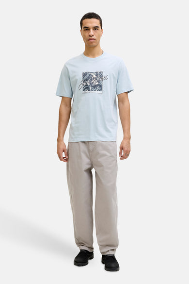 T-shirt à manches courtes bleu par JACK & JONES avec un imprimé graphique sur le devant.