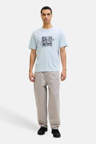 T-shirt à manches courtes bleu par JACK & JONES avec un imprimé graphique sur le devant.