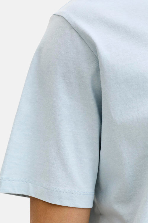 T-shirt à manches courtes bleu, de JACK & JONES, détail de la manche et du col.