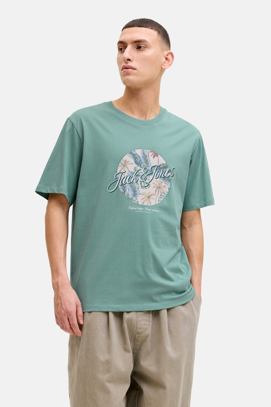 Blauw T-shirt met korte mouwen van JACK & JONES, gedragen met een wijde broek en loafers, achterzijde.