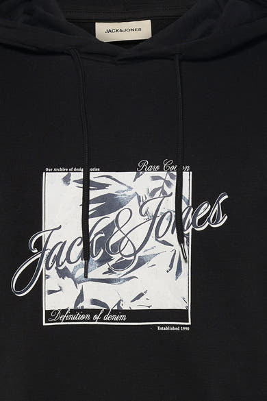 Zwarte hoodie van Jack & Jones met trekkoord en opdruk op de voorkant.