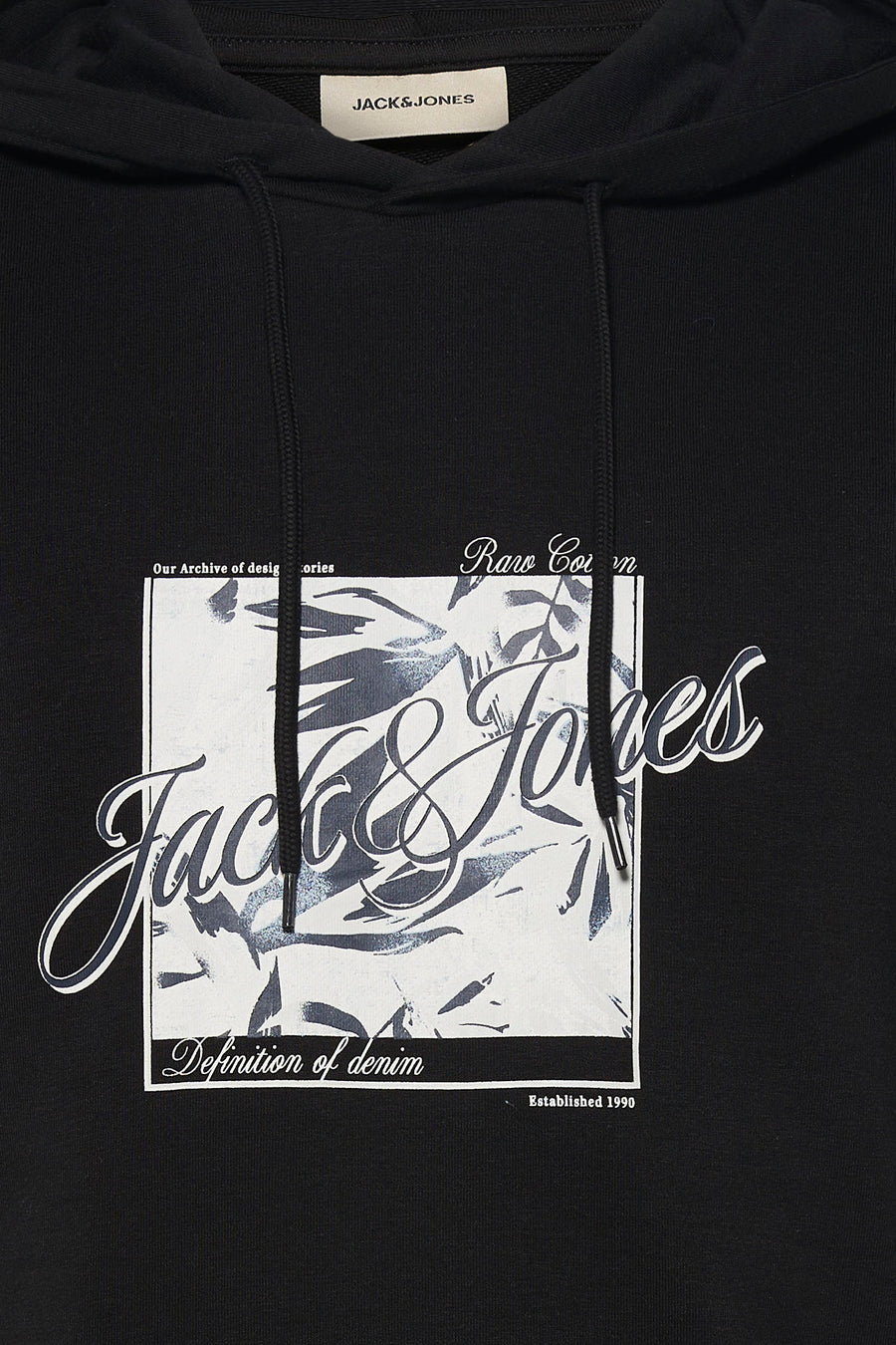 Zwarte hoodie van Jack & Jones met trekkoord en opdruk op de voorkant.