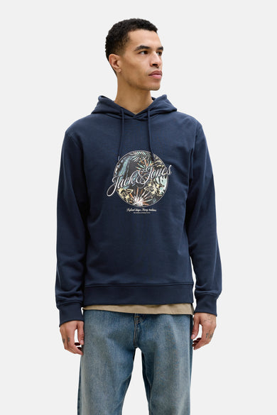 Sweat à capuche bleu par JACK & JONES, avec un imprimé floral sur le devant, porté avec un jean.
