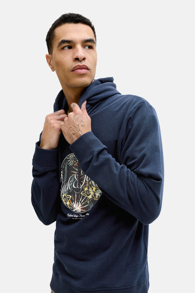 Blauwe hoodie van JACK & JONES, met een bloemenprint op de voorkant.